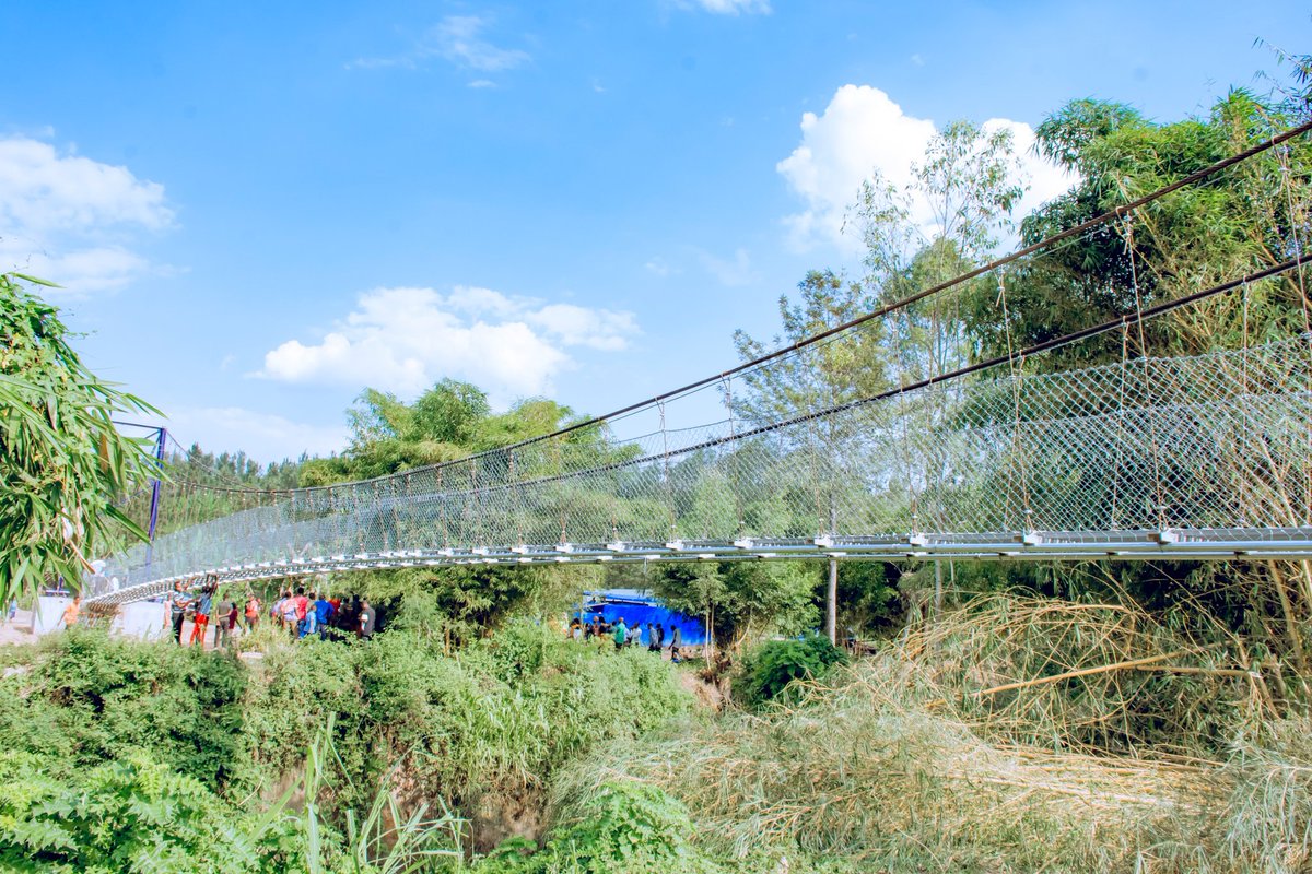 AgaciroPress's tweet photo. Nyagatare District @NyagatareDistr inaugurated the 54-meter Kisaro Trial bridge connecting Mahoro Cell in #Mimuri Sector to #Mukama Sector. Built at a cost of RWF 173.2 million, the bridge has eased transport, trade, and school access, especially during the rainy season. https://t.co/JQlmvucOdj