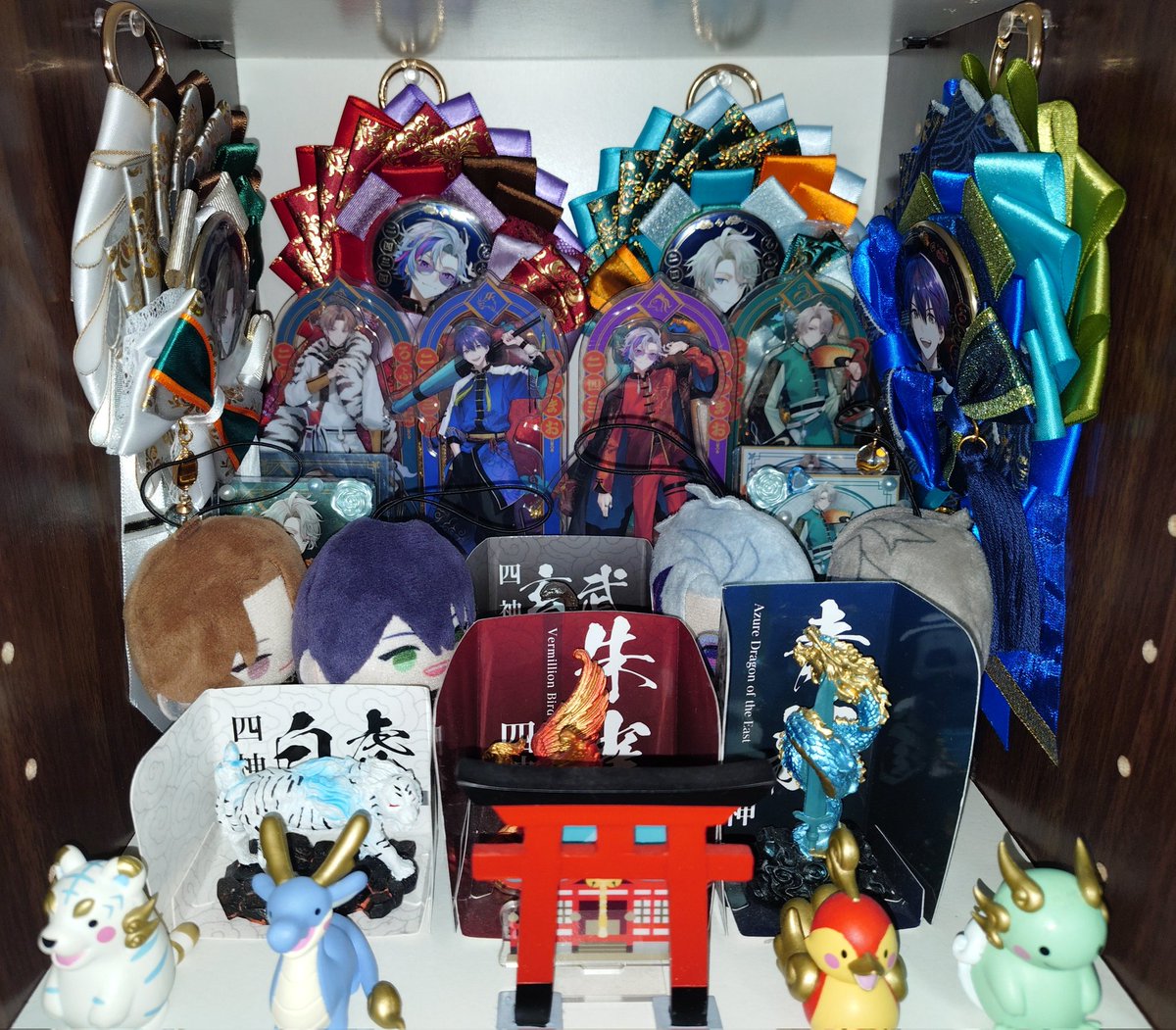 Hayate_cos_'s tweet photo. センスも何も無いけどうちの(通称)四神部屋が豪華になりました🙌✨ https://t.co/ICh7mUureS