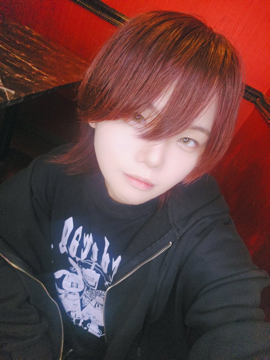 Rea_OWLRED's tweet photo. 私服で撮っちゃった、ちゃんとピシッとしたお洋服でいます
来てな
 #池袋 #メンコン https://t.co/Vz2G443sL4