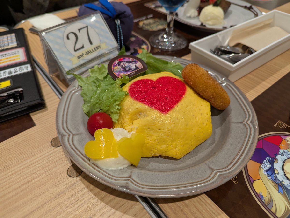 yukio_nakajima's tweet photo. イラストレーターさん達とパズドラカフェにきた。盛況！ https://t.co/PbavmwPYYc