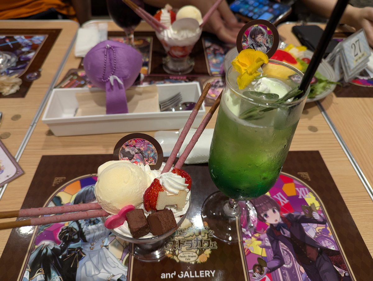 yukio_nakajima's tweet photo. イラストレーターさん達とパズドラカフェにきた。盛況！ https://t.co/PbavmwPYYc
