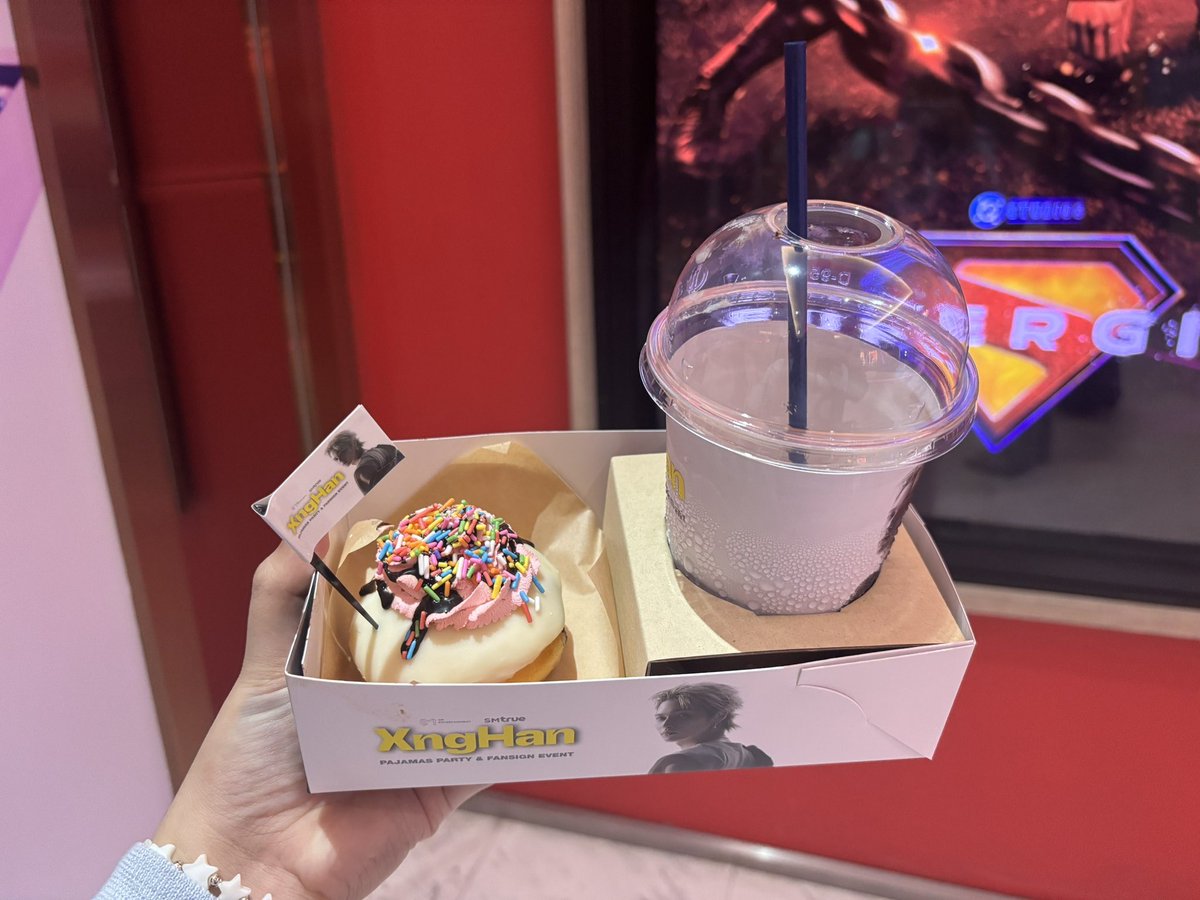 saraanghong's tweet photo. ลงลิฟท์ไปพร้อมกับเจ้าของร้านโดนัทงานซึงฮันวันนี้พอดี แล้วเจ้าของร้านก็เล่าว่า ศิลปินน่ารักมาก เดินเข้ามาแล้วก็ทักทายทีมงานทุกคนเลย 

ฮือออ ซึงฮันน่ารัก นิสัยดีมากเลยอ่ะ มีเรื่องเล่าน่ารัก ๆ จากทีมงานตลอดเลย ใครอยากลองชิมโดนัทไปลองกันได้น้า IG : bumbumdough ค่ะ

#XngHan_PajamaspartyFansign 
#승한 #XNGHAN #ซึงฮัน
