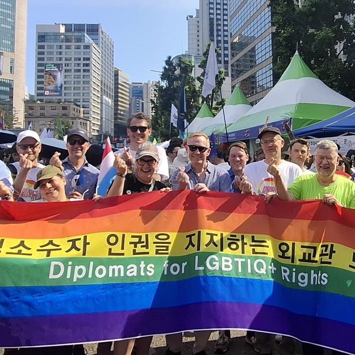 UKinKorea's tweet photo. 주한영국대사관은 올해도 연대의 뜻을 같이하는 주한호주대사관, 주한뉴질랜드대사관과 함께 sqcforg 에서 부스를 운영할 수 있어 기쁘고 자랑스럽스니다 🏳️‍🌈🏳️‍⚧️ 영국은 LGBT+ 커뮤니티를 지지합니다. 한국과 영국, 전 세계 어디서나 차별 없이 존엄과 평등, 인권을 누리는 사회를 향해 나아가겠습니다 https://t.co/3MndrlpAtp