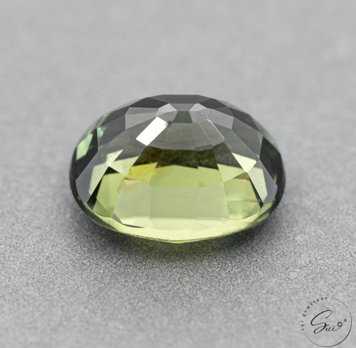 suigemstone's tweet photo. 非加熱1ctのグリーンサファイア。光の加減で黄緑から深い森の色へ表情を変える。中に宿るインクルージョンはまるで木の年輪みたい。何百万年もかけて自然が描いた景色だからこそ敢えて手を加えず加熱では出せない生きた色があるから非加熱の魅力が伝わってほしい·͜· ❤︎ https://t.co/NaTEWi5m84