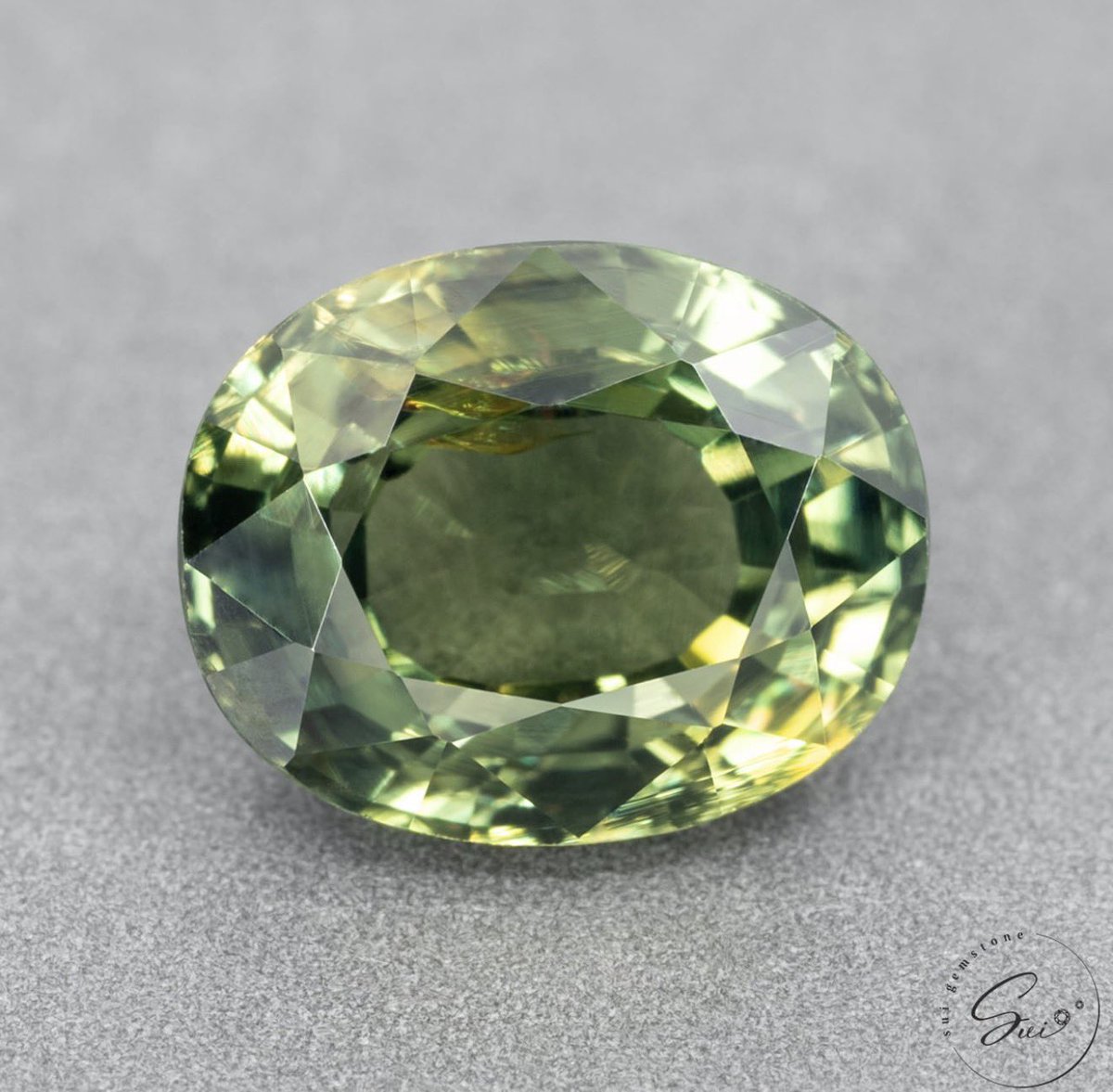 suigemstone's tweet photo. 非加熱1ctのグリーンサファイア。光の加減で黄緑から深い森の色へ表情を変える。中に宿るインクルージョンはまるで木の年輪みたい。何百万年もかけて自然が描いた景色だからこそ敢えて手を加えず加熱では出せない生きた色があるから非加熱の魅力が伝わってほしい·͜· ❤︎ https://t.co/NaTEWi5m84