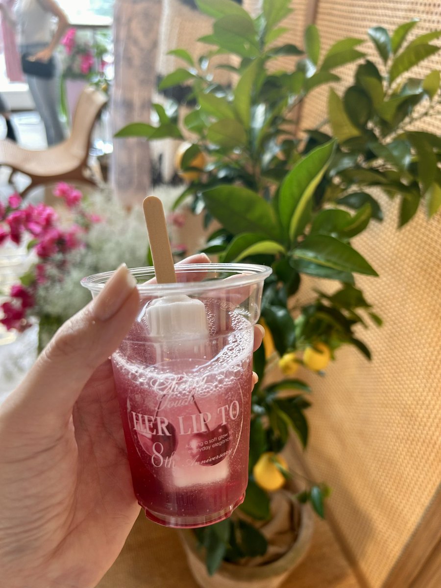 hrm_hlt's tweet photo. #herlipto
離脱組ですがイベント楽しめたので♡🍒ドリンク美味しかった(カルピスバー入れてくれるの！)

rivieraのmintが大人カラーで欲しかったけどレジが45分で10人くらい？の進みだったので今日は帰りました

実物みてプレスさんと話してウィッシュリストをフィックスするだけでも楽しい🍒 https://t.co/MnRvIVvkyq