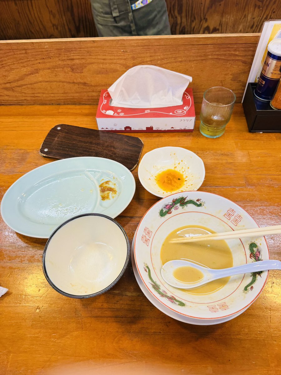 narunar_u's tweet photo. 〜🍜本日も麺チャージ🍜〜
・地下二品
・ニラニンニク
・九条ネギ
・中ライス
・ギョーザ(ポイント使用)
天◯一◯チックならぁ麺ですが、野菜の旨みが感じられて超美味😋
コッテリスープが麺に絡んで食べ終わる頃にはスープがほぼ残らず😆
今日もしっかり完食、ごちそうさまでした🐷
#麺屋ばんだい https://t.co/bfcPqxOAie