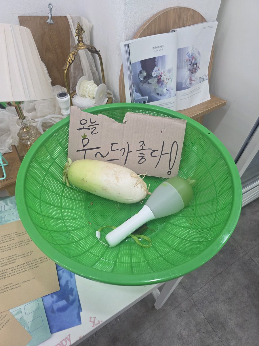 aimmor_mmm's tweet photo. 첫날이지만 오늘 올리기
꽃이 금방 숨이 죽어서 아쉬웠지만
진짜 오랜만에 받아 봄
라이브 일 때문에 제대로 못 봐서 무무신 어디 있었는지 몰랐는데
영상 확인하는데 팬매님이 옆에서 같이 보면서 힌트 주셔서
무무신 찾은 첫번째 무무 됨
#BLOOMMOO #MAMAMOO #4WARD #Four_as_one #Moving_4WARD https://t.co/OVq0DYpkvk