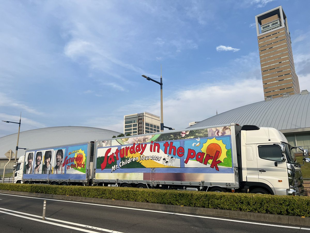 kagawan13's tweet photo. 高松駅前とサンポート周辺は、イベント参加客とミスチルファンが合わさってすごい人でした💨

来たついでにあなぶきアリーナ香川の北側に停車しているミスチルのツアートラックを記念に撮影✌️

明日は、クルーズ客船「ヘリテージ・アドベンチャラー」が高松港に寄港します⚓️
6時入港、19時出港です🛳️ https://t.co/ADDNEfSKIx
