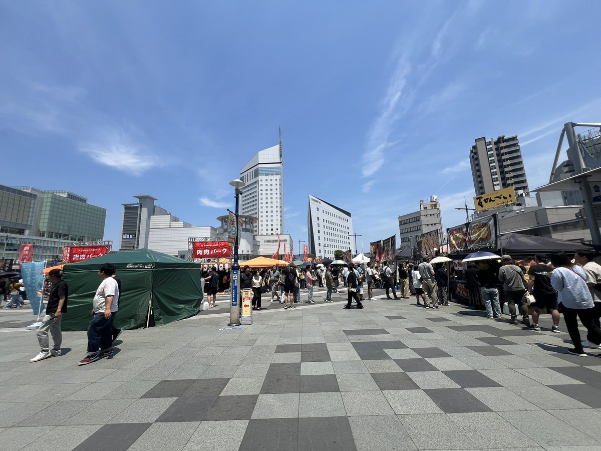 kagawan13's tweet photo. 高松駅前とサンポート周辺は、イベント参加客とミスチルファンが合わさってすごい人でした💨

来たついでにあなぶきアリーナ香川の北側に停車しているミスチルのツアートラックを記念に撮影✌️

明日は、クルーズ客船「ヘリテージ・アドベンチャラー」が高松港に寄港します⚓️
6時入港、19時出港です🛳️ https://t.co/ADDNEfSKIx