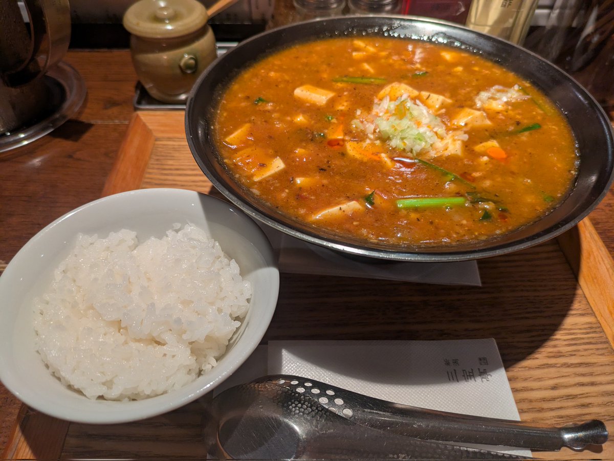 Elis_atomos's tweet photo. 日が高い時間から外に出たので、久しぶりに麻婆麺を食す@中目黒
辛いの好きな人は辛味増しすと◯
個人的にはもっとビリビリする方が好き https://t.co/74wFmtYoCE