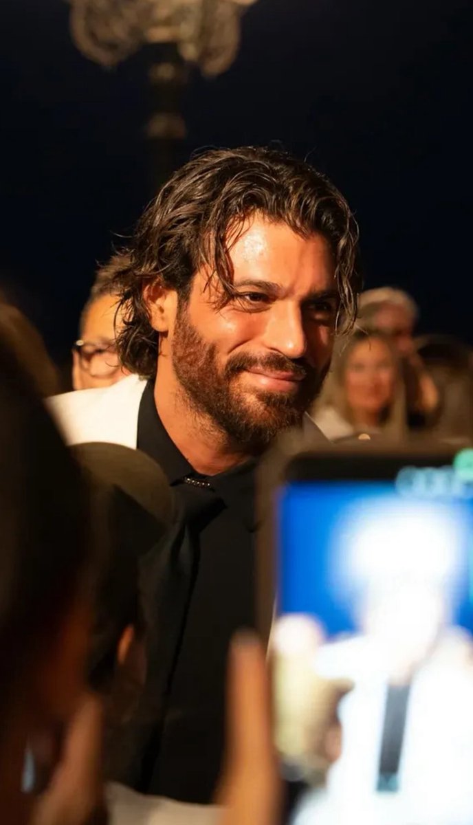 Mariagenn59's tweet photo. “Per il suo straordinario carisma e successo internazionale che nel corso degli anni lo hanno consacrato come una delle personalità più amate e riconoscibili del panorama dell’audiovisivo mondiale”.
#CanYaman https://t.co/cVDlzsz6A8