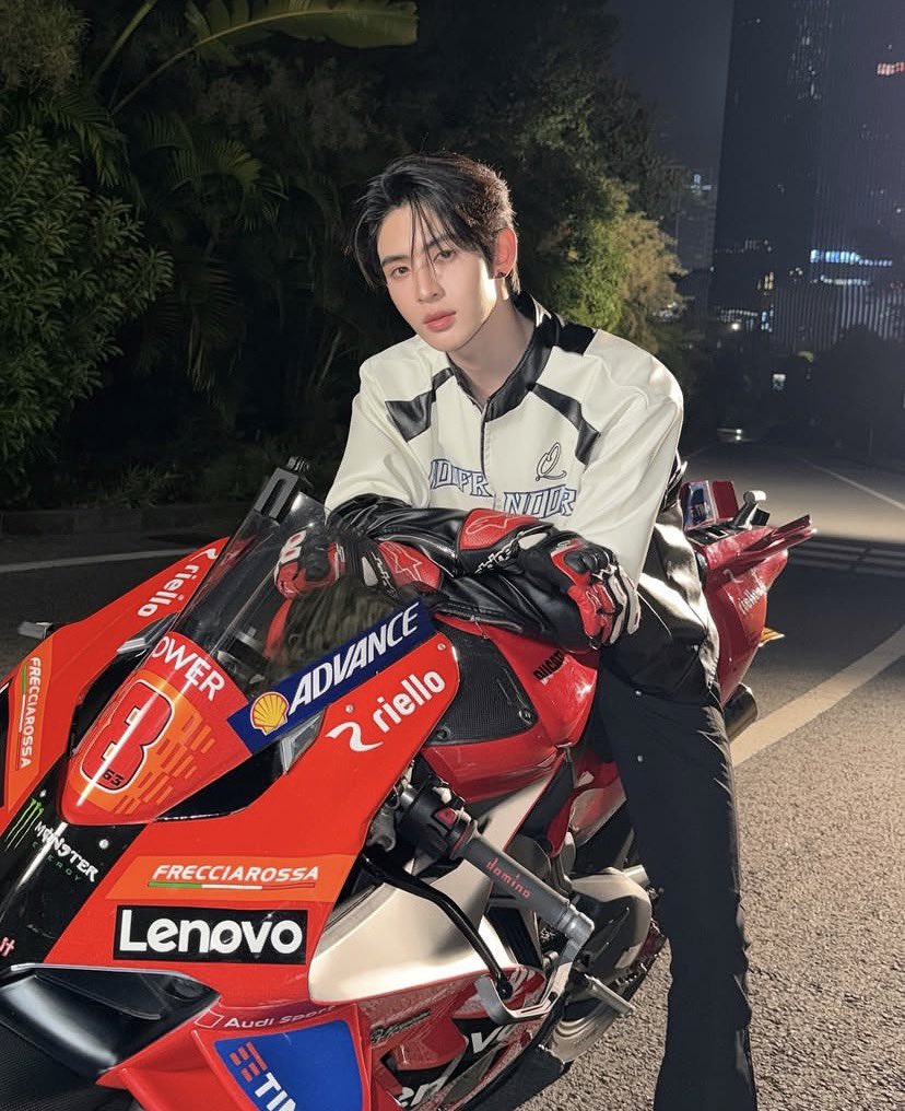 bewithyou29's tweet photo. According to Ker James has a secret job he dress up like cool and handsome.
My imagination 😋

#JamesSu https://t.co/wgx6LeI8Yh