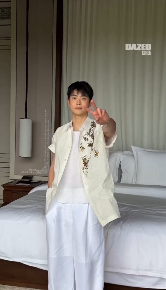yunotized's tweet photo. jaehyun in bali... 😵‍💫 https://t.co/8nWE6kJuUM