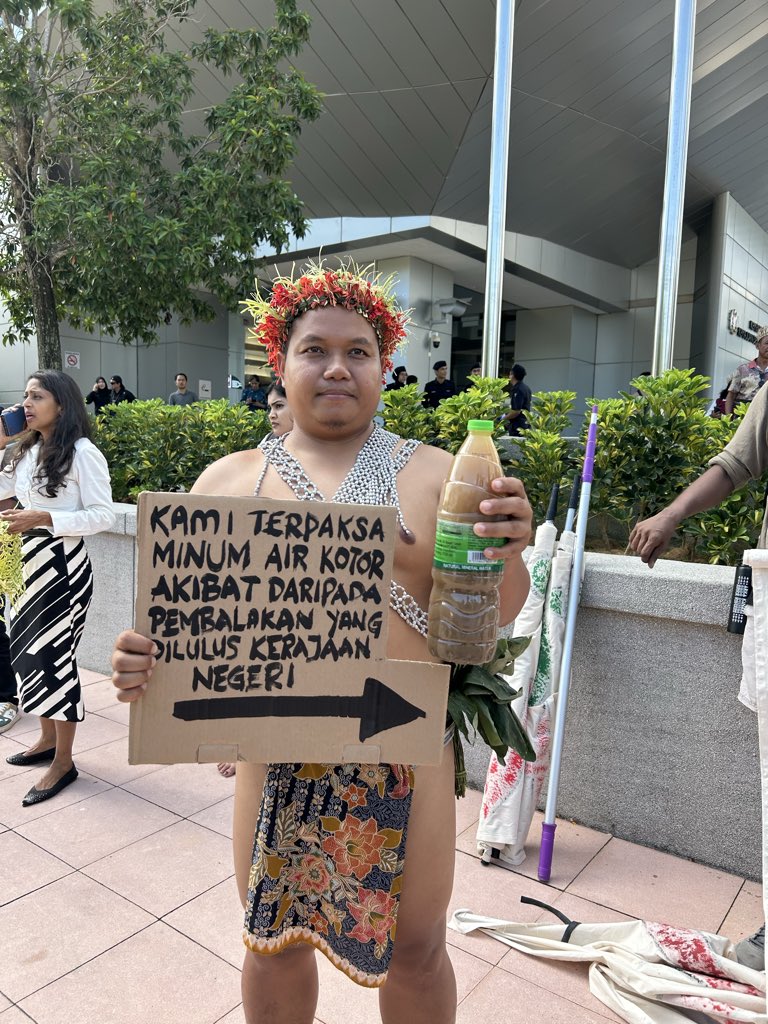 ShaqKoyok's tweet photo. Yesterday, Malaysian indigenous came down to Putrajaya in thousand to protest against demolition of houses by the authority and also government failure to defend the indigenous rights. #landrightsnow #indigenous #orangasli #malaysia https://t.co/yBKhath08k