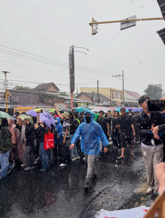 MrJarwork's tweet photo. Situasi terkini #demo di Gejayan Yogyakarta diguyur hujan, namun massa menolak mundur. 
Stay safe &amp; saling jaga.
.
Source: threads @ gnaismt https://t.co/xcn37kXOZ1