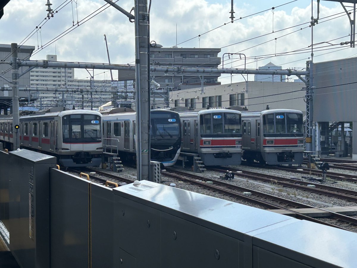 fukdance's tweet photo. 今日の15時の西横浜駅なんだけど電車の留置線にいるのが全て東急の車両だったのでここは何線の駅なのか？とバグってしまいとりあえず記録しておいた https://t.co/2QUmRONfWb
