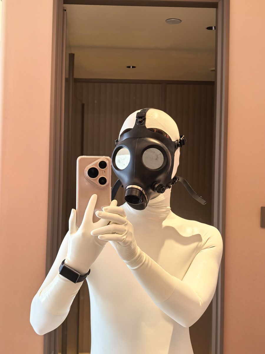 light11245's tweet photo. 白色还是太权威了
#rubber #latex https://t.co/3W150w2JwI