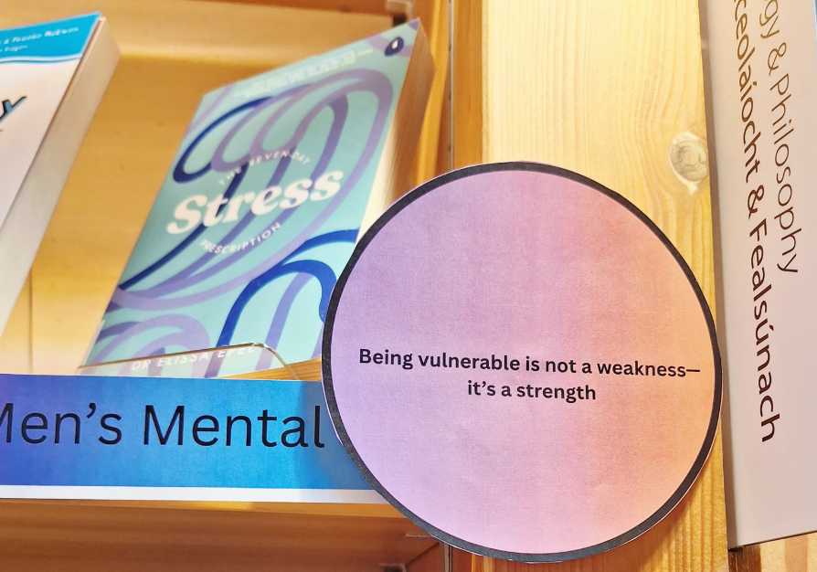 corkcolibrary's tweet photo. We’re marking Men’s Health Week here in Kinsale Library with a special book display focused on men’s health and wellbeing.
Drop in to browse a range of titles on fitness, mental health, nutrition, and overall wellbeing – a great way to pick up tips and inspiration.
To round off the week, join us for our Men’s Nutrition Talk with Dietician Aoife McDonald on Friday 19th June at 2:00pm
This free talk will offer practical advice and guidance on healthy eating and nutrition: everyone welcome.

Pop into Kinsale Library, take a look at the display, and come along to the talk!
#MensHealthWeek #HealthyIrelandatYourLibrary #Kinsale #LibrariesIreland #LoveLibraries
@KinsaleNews @kinalenotice