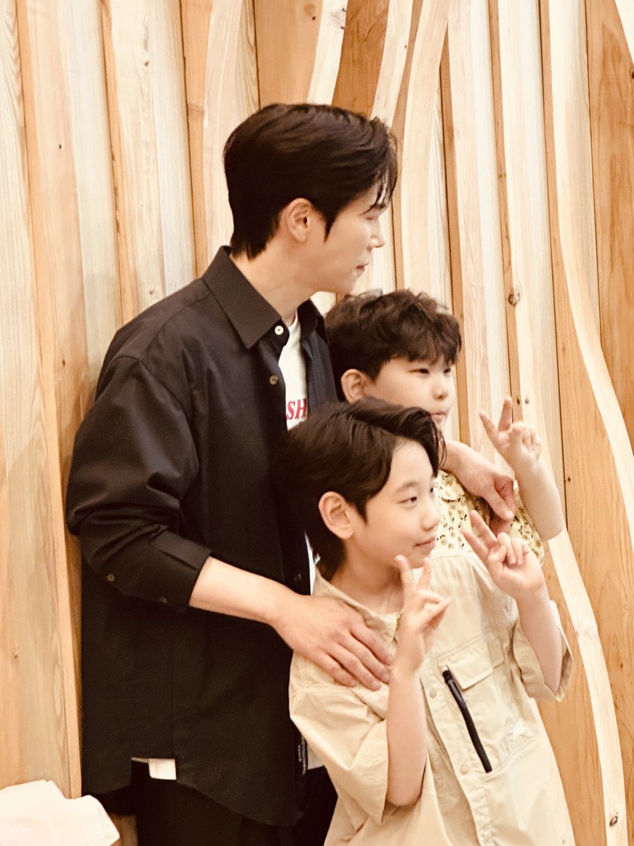 PsycheXRosa's tweet photo. 마침 온 스데 아역 배우분들이랑 같이 인사. 애기 볼 모찌라고 살짝 꼬집하심. 애들이 배역 정해지기 전 야스오캐가 젤 멋있다고 했대. 그래서 역시 애들은- 이러면서 좋아하심ㅋ https://t.co/tEXJBKnBal