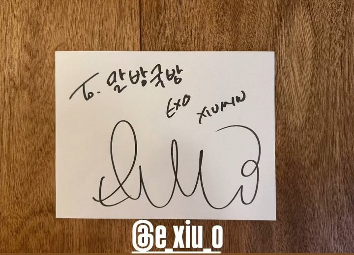 plyxeol's tweet photo. foodie xiumin sign! 😋🍴

📍말방국밥 용산 main branch
(a korean restaurant specializes in hanwoo beef soups)

the photo was shared on the restaurant's socials in april last year i just happened to see a naver post linking to it that's how i found this old update 😭 https://t.co/5UfQyIrk7k