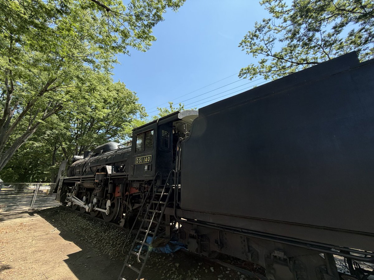 D51140's tweet photo. D51140号機6月定例活動が終了しました。

本日は高圧洗浄とテンダー石炭取り出し口の寸法計測を行いました。

この他、見学希望の方が複数組お越しくださいました。

次回の定例活動日は7/11(土) 10:00〜を予定しています。 https://t.co/ArCXrwWilC
