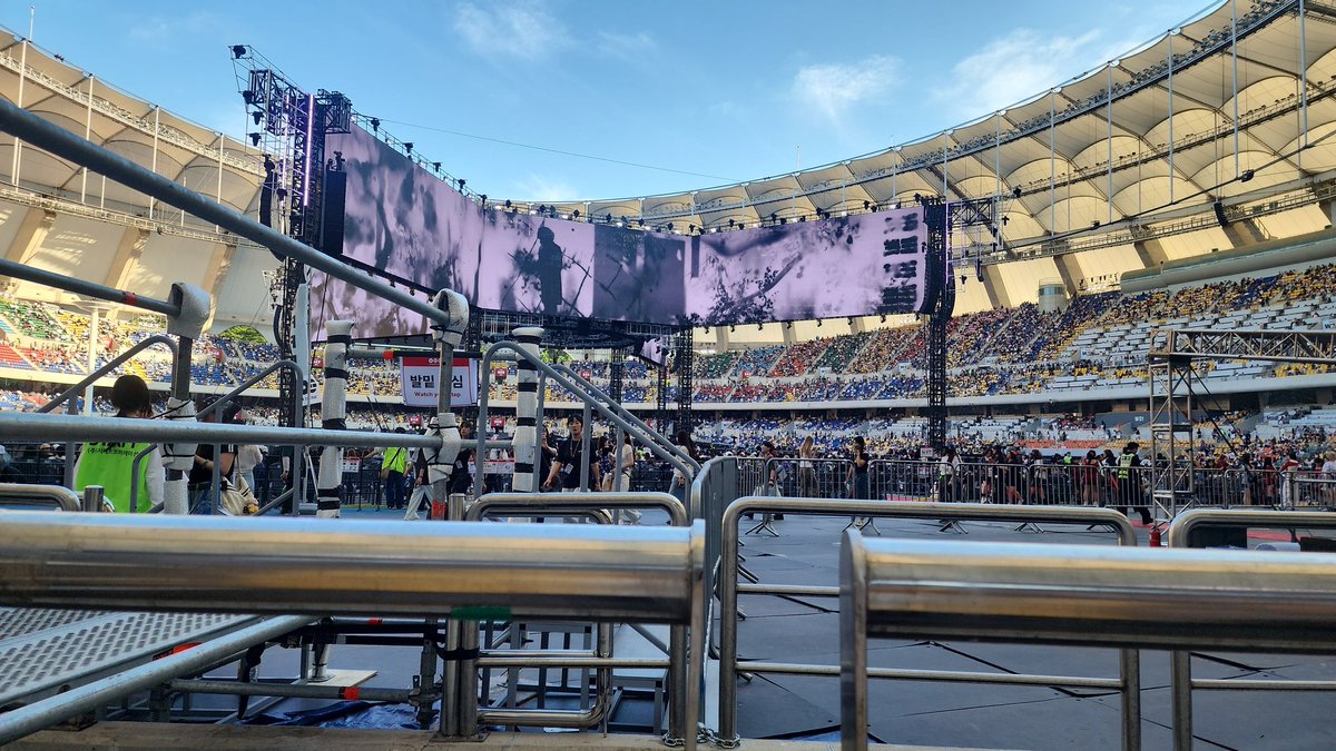 yunbomm_'s tweet photo. 이게 시제석 아님뭔데
장난하냐고 안내없었잖아
계단이라도 치우던가 샤갈 https://t.co/TD4EaBmJae