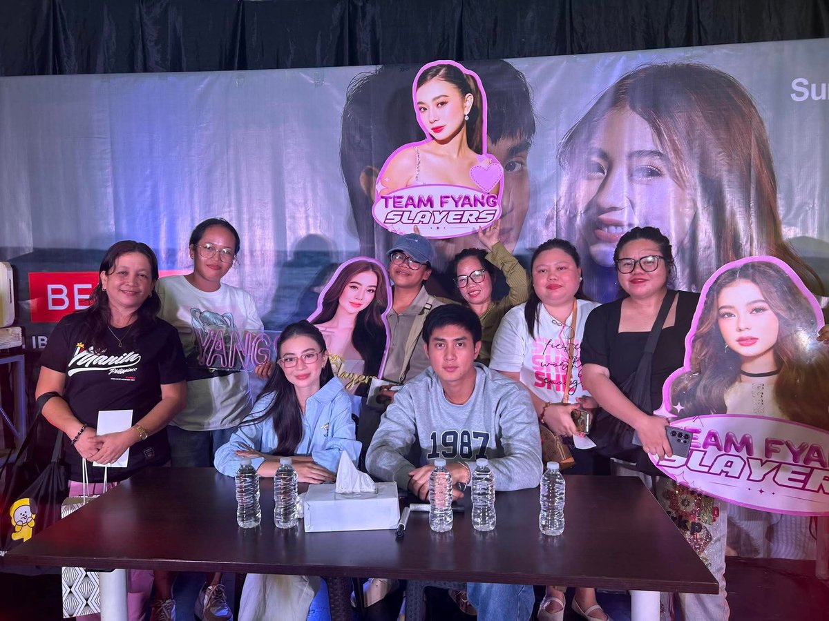 FyangSlayers's tweet photo. 𝐈𝐓'𝐒 𝐀 𝐖𝐑𝐀𝐏 🙌🏻

Team Live with @imsofiasmith and JM Ibarra for today's Bench M&G! 💜 

Meet and greets are not new to us, but our commitment remains the same — we must uphold the solid support for her—from the biggest, grandest events that light up the stage, down to the simplest, most precious hi-and-hello moments that make our hearts full. No matter the setting, no matter the size, we are here because she deserves every bits of love and backing we can offer. 

Onwards and upwards for our favorite star ✨