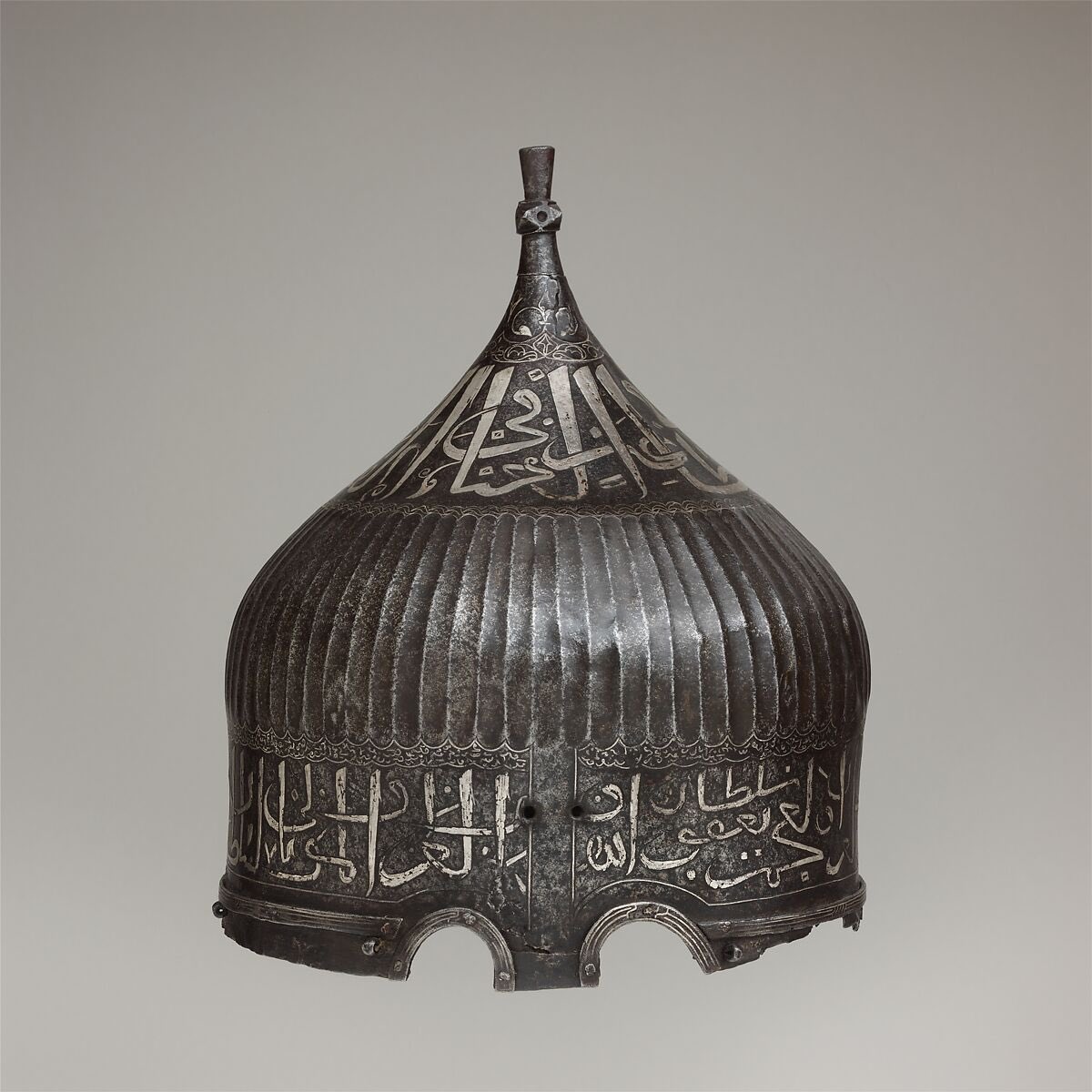 NotaT240400's tweet photo. turban helmet inscribed with the name of the sultan Ya'qub of the Aq Quyunlu (White Sheep Turkoman), who ruled from 1478 to 1490. https://t.co/lD7xL6nkQV