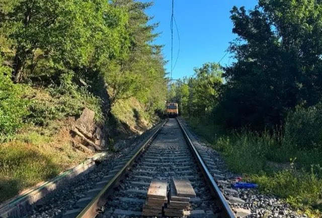 enmaaarc's tweet photo. Fa anys que Catalunya pateix greus sabotatges i robatoris a la xarxa ferroviària, afectant i posant en risc milers d'usuaris, provocant un gran sobrecost públic i endarrerint diverses obres.

En les últimes setmanes n'hi ha hagut en totes les línies.

Fins quan aquesta impunitat? https://t.co/c1RM9pFa48