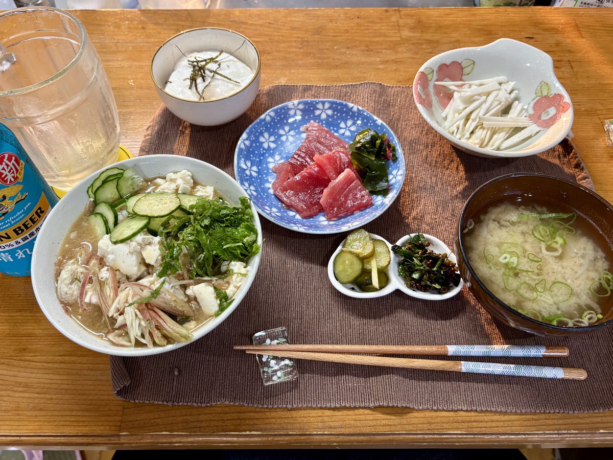 hypnotistred's tweet photo. 夕食🍽️
バチマグロ中トロのやまかけ
山芋の千切
南マグロの切出し中トロ
冷汁です。
今日は暑かったので余計に美味しい😋
あと、地元のファーマーズ・マーケットにヒゲ付きヤングコーンがあったので買ってきました。
夜食べる。 https://t.co/ZcLN7kbCFg