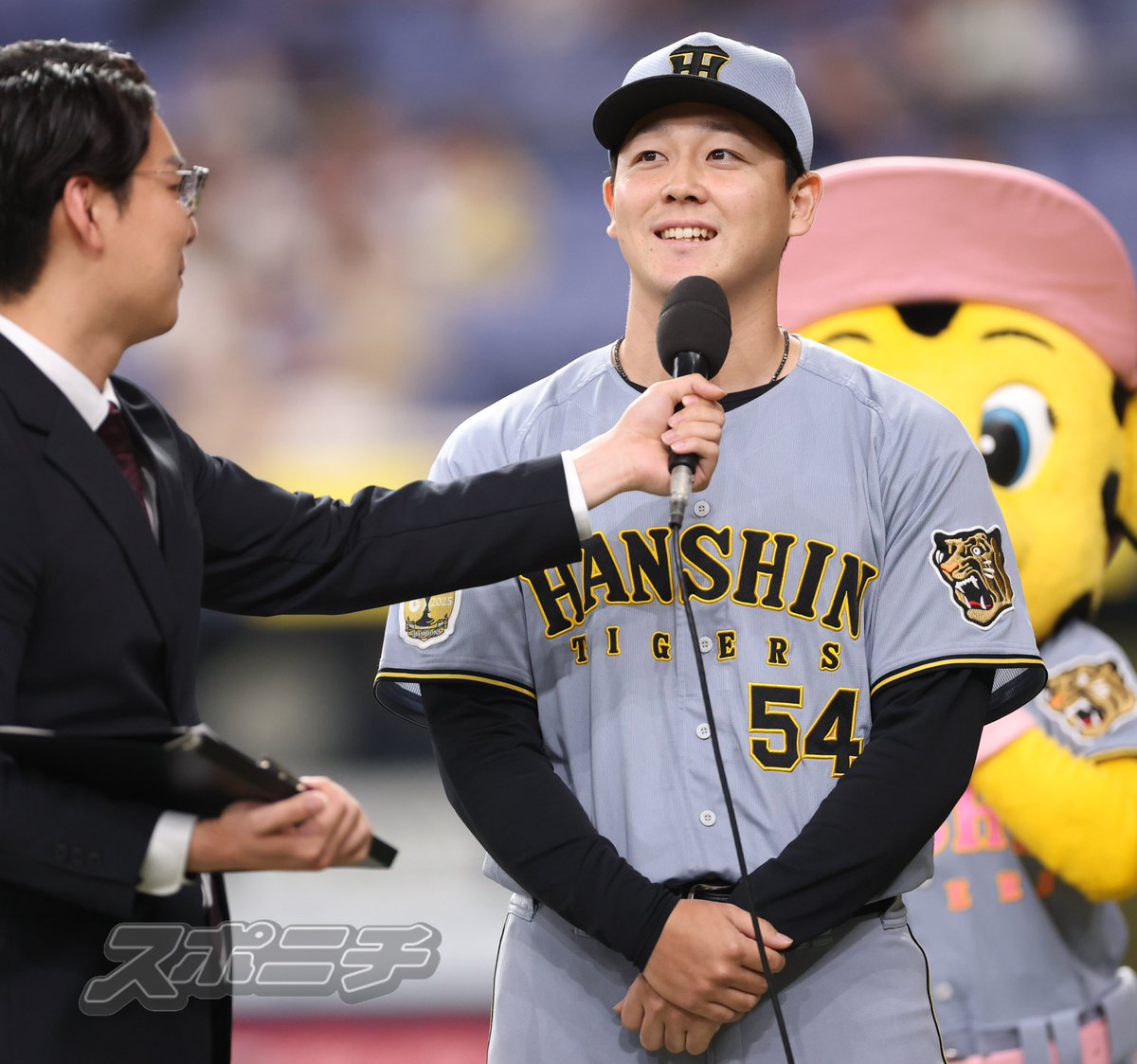 Sponichi_Tphoto's tweet photo. 初めてとは思えない落ち着いた語り口でヒーローインタビューを受ける #木下里都 投手 https://t.co/xGAlQ1IrUI