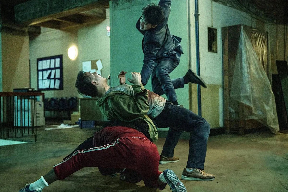 JuviCinefilo's tweet photo. #TheFurious es lo mejor que he visto en el género de acción en toda mi vida en una sala de cine, junto a #JohnWick.
La cantidad de laves, golpes, e innumerable movimientos, no lo he visto diría que nunca en mi vida.

Hay tantas coreografías tan pulidas, milimetrada y perfectamente ejecutadas, que llega a ser abrumador y excesivo (para bien).

#TheFurious son hostias constantes casi los 113 minutos que dura. No te deja respeto, mete acelerador, sabe lo que te quiero contar y va a ello con todo.

Una de las mejores experiencias cinematográficas que he tenido en mi vida en una sala de cine, en el género de acción. Diría que, junto a las de #JohnWiick, es mi favorita en su género.

Como amante del las coreografías, ha sido totalmente orgásmico para mí ver semejante deleite audiovisual. Tenéis que verla al cine, pero DE CALLE.

Vas a verla, Y TE CALLAS. 🤫