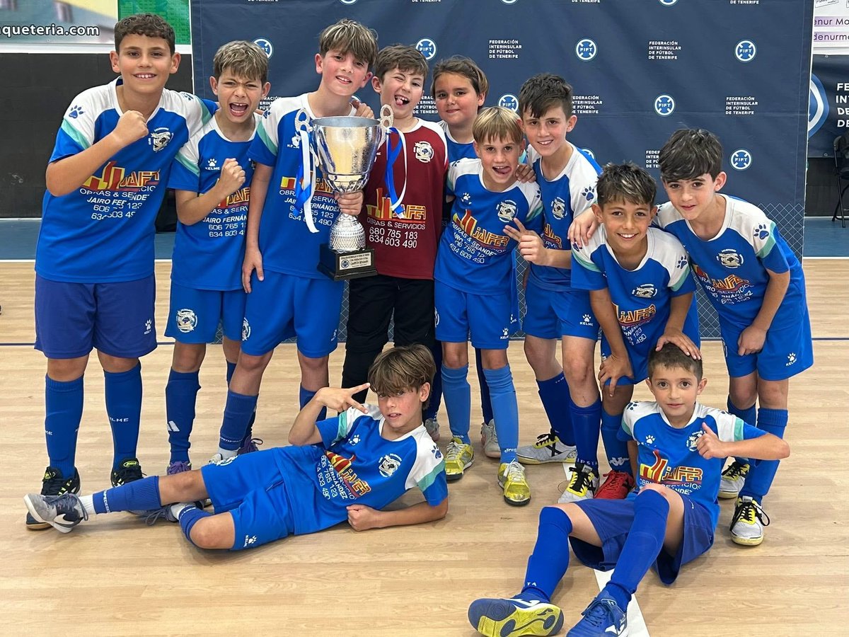 FIFTenerife's tweet photo. ⚽️ El @CDSalesianosCDS benjamines venció a @ADDuggi en la Copa Federación de Tenerife.

🏆 El acto de entrega de trofeos contó con el concejal de Seguridad y Emergencias del Ayuntamiento de Candelaria, Francisco Alonso, y del directivo de la FIFT, Jorge Luis García. 

#SomosFIFT https://t.co/bIMeURWyke
