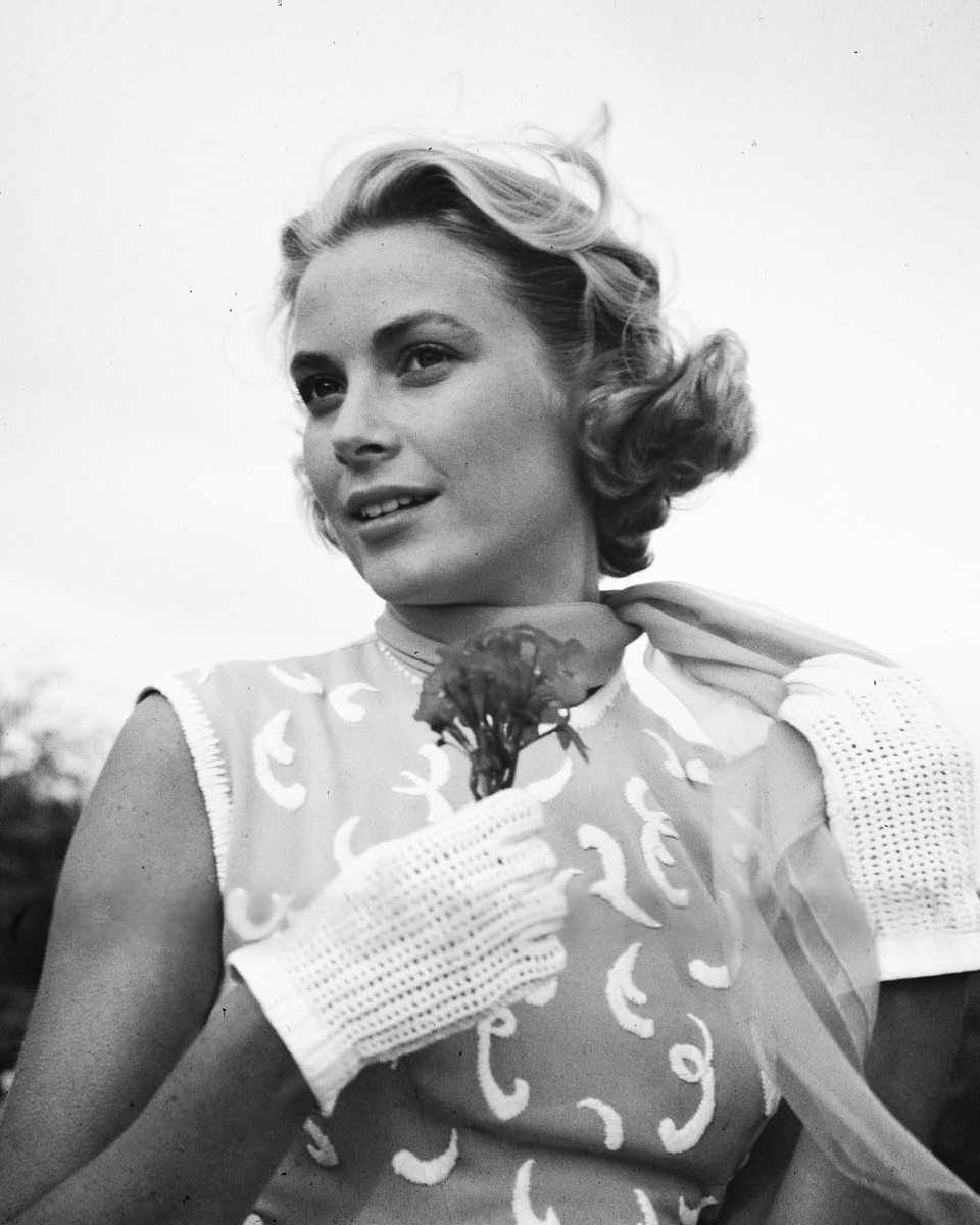 archistar1's tweet photo. Grace Kelly
#photography Edward Quinn
on set of Alfred Hitchcock’s "To Catch A Thief" (1955) https://t.co/sz6KTgLiLd