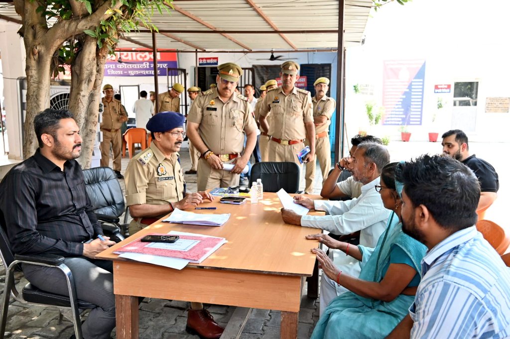 dmbulandshahr's tweet photo. आज जनपद के सभी थानों पर थाना समाधान दिवस का आयोजन किया गया। इसी क्रम में कोतवाली नगर में लोगों की समस्याओं को सुना। विगत #थानादिवस में आई समस्याओं की जानकारी ली व सम्बन्धित शिकायतों में राजस्व व पुलिस विभाग की संयुक्त टीमों को मौके पर जाने के निर्देश दिए। https://t.co/YXiW8dGQpR