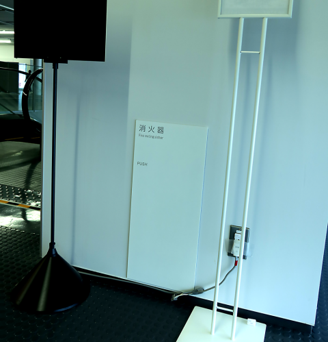 ayatsuka_yuji's tweet photo. だいぶ #BadUI な消火器置き場。 https://t.co/tjRFDs1PVr