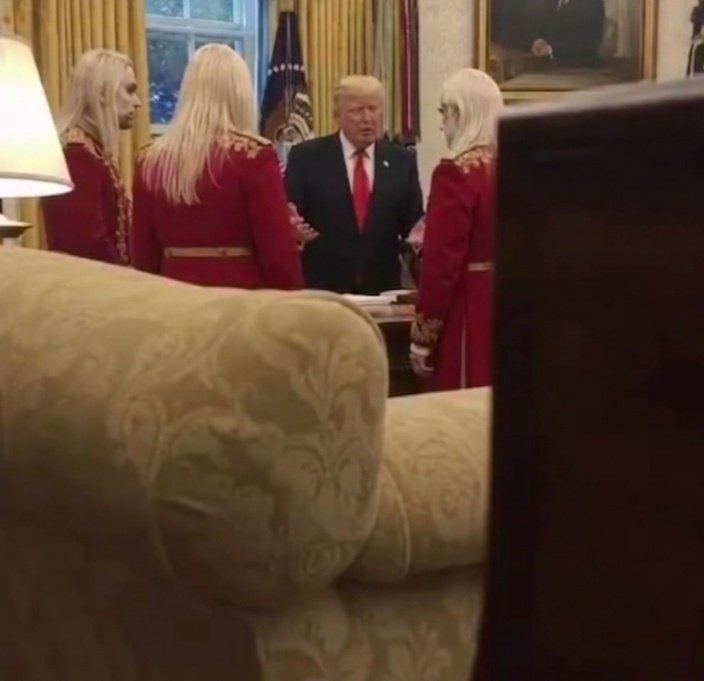 Itszooqc15's tweet photo. Most discussed

 A leaked photo of President Trump meeting with unknown figures is going viral as people try to figure out who they are.😳😳 https://t.co/7svcqG2Hzb