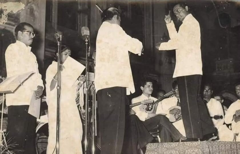 Indepthcomments's tweet photo. #Goa Acclaimed Goan musician Anthony Gonsalves' centenary birth anniversary began yesterday.
Goa University has a Chair named after him.

Pic: Two Goan Musicians who were very close to Lata Mangeshkar were Anthony Gonsalves & Sebastian D'Souza both of whom were part of Shankar-Jaikishan Group.
Under request of Anthony Lata didi agreed to perform at St. Xavier's College with Manna Dey at St. Xavier's quadrangle in 1958.
Anthony Gonsalves seen directing the orchestra.

@virsanghvi @Suhelseth @sardesairajdeep @ashoupadhyay @KhakiLab @anishgawande @Mumbaikhabar9 @mumbaipressclub @DeShobhaa @BharGo8 @RohitChanda