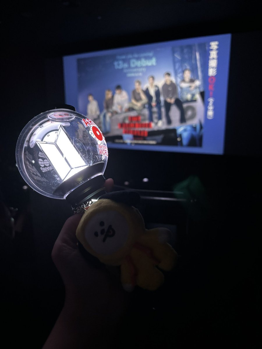 RarmyL1's tweet photo. 釜山公演のライビュに行って来ました！映画館なのに「キャー！カッコいいー！😍」って叫んで、歌って、座ったまま踊って来ました😆
いやマジで！
全員カッコいいんだわ、これが！

#BTS_WORLDTOUR_ARIRANG映画館��体感 https://t.co/uUMp6D5A7A