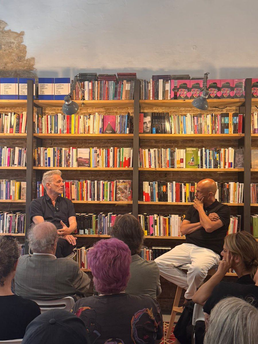 jorgecarrion21's tweet photo. Con Alan Pauls, @TomMir7, Rodrigo Fresán, Fernanda García Lao, Martín Kohan, Nora Catelli, @meigul, @PlazaSalvati y muchos otros lectores hoy en Lata Peinada de Barcelona: https://t.co/OjznRjwuCQ