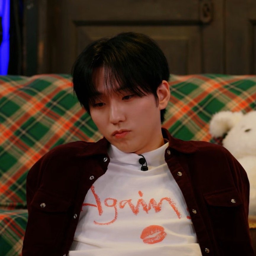 null90ng_1's tweet photo. @chichi_chio 이거 너무 술취한닐대딩 같지 않나요
평소 많이 마시지도 않던 술 얼큰하게 취해서는(그래봤자 소주 반병일듯) 지금까지 속상했던거 꿍얼꿍얼 속상한거 얘기할듯
그럼 온저씨 올커니 하고 죄다 물어볼거같고
닐대딩 속상한거 나열하는데 온저씨 헣ㅎ핳 웃으면서 아 그랬어~? 이러고 막 https://t.co/WClec841ly