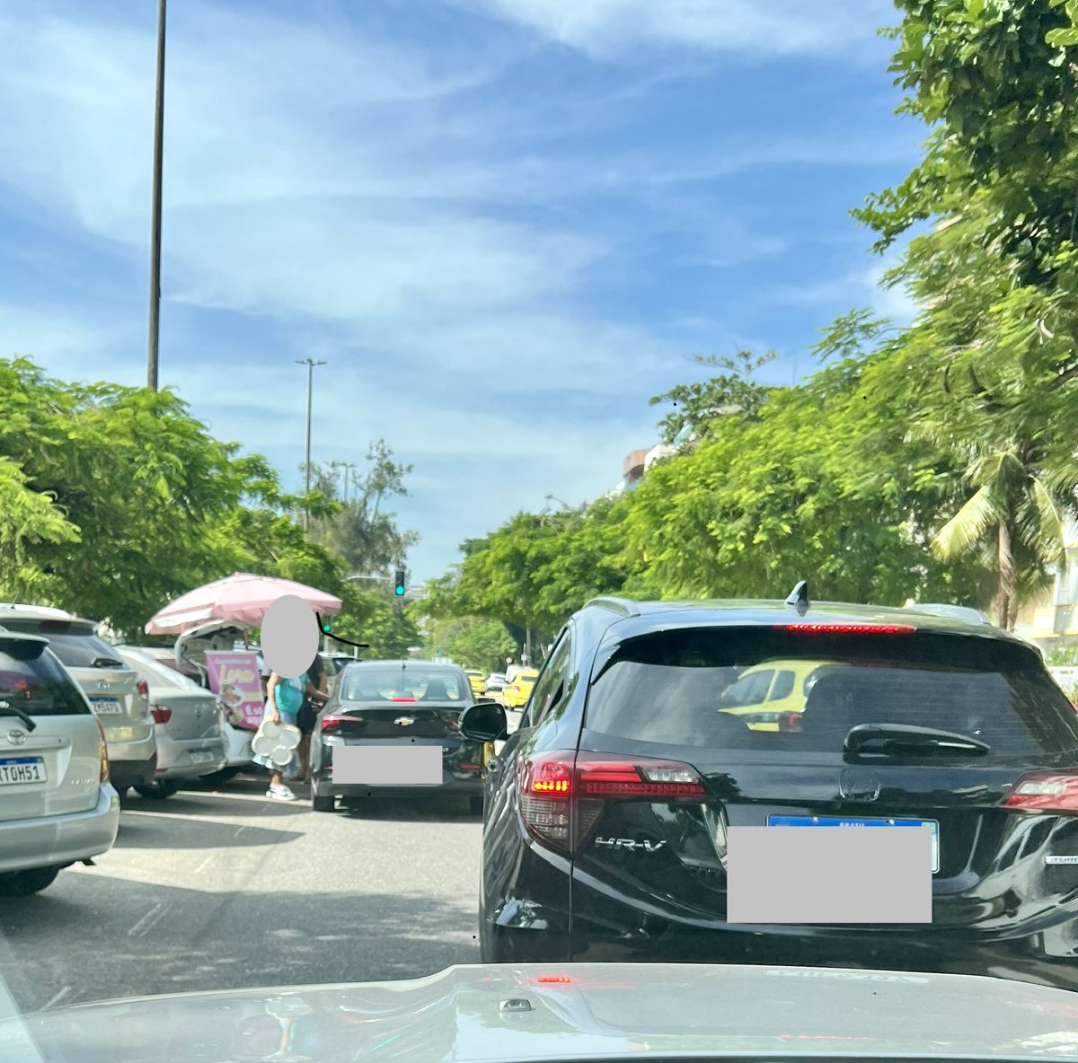 adrianacitro's tweet photo. @CavaliereRio @CavaliereRio Com a criação da faixa exclusiva de motos na Lagoa, motoristas que param para comprar quentinhas nos carros estacionados na esquerda,impedem a passagem na via,arriscando ainda mais a vida dos motociclistas.Não adianta fazer mudanças e não fiscalizar. @CETRIO_ONLINE https://t.co/7IB5W8fSFK