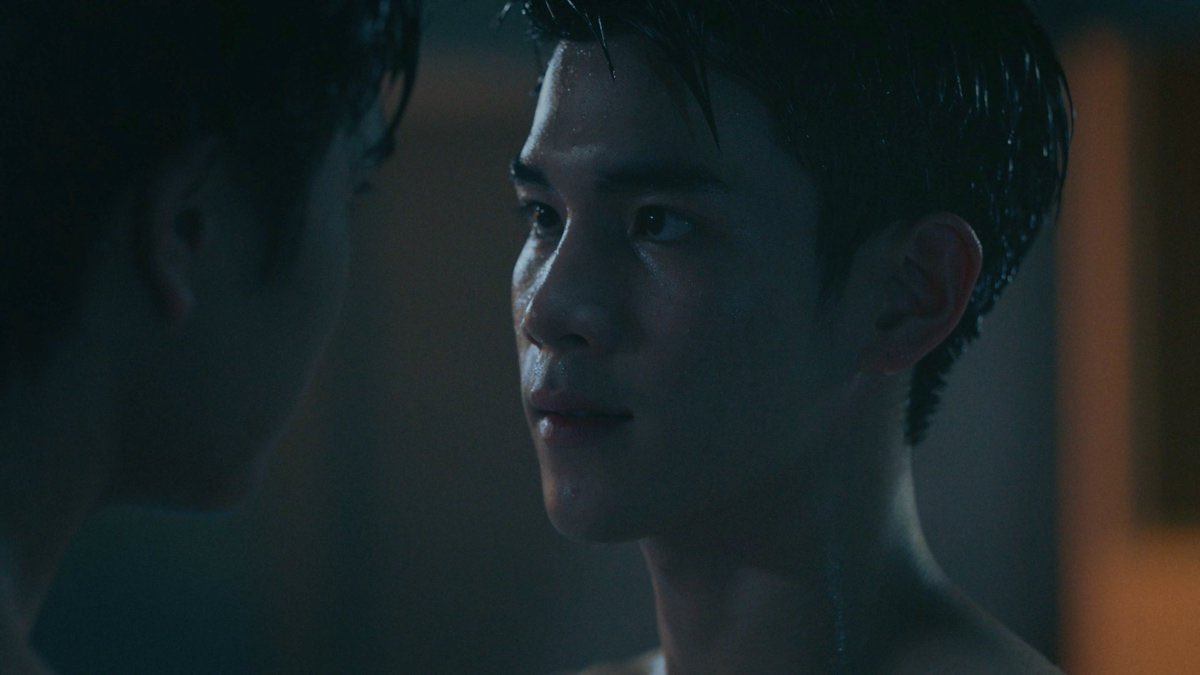 be__mystar's tweet photo. #TicketToHeavenEP3
#Fourthnattawat #โฟร์ทณัฐวรรธน์

งานสายตาน้องโฟ้ดโหดมากทุกเบรค ละเอียดยิบเหมือนตากำลังเล่าเรื่องทุกอย่างให้คนดูฟัง หลายครั้งที่การแสดงน้องสามารถไดรฟ์นี้ไปได้ไกลกว่าตัวบทที่จะเล่าเยอะมาก เล่นลึกจากข้างในของแท้ เวลากล้องโคลสอัพก็เอาอยู่ เพราะถ้าเล่นไม่ถึงจริง ซีนกล้องจ่อหน้าแบบนี้สามารถตุยได้เลย ยังแอบหวังลึก ๆว่าอีกสามอีพีที่เหลือ จะมีซีนให้น้องได้ปล่อยของกว่านี้ เพราะนี่เชื่อว่าความสามารถทางการแสดงของน้องยังพาตัวละครแทนรักไปในจุดที่ไกลกว่านี้ได้แน่นอน