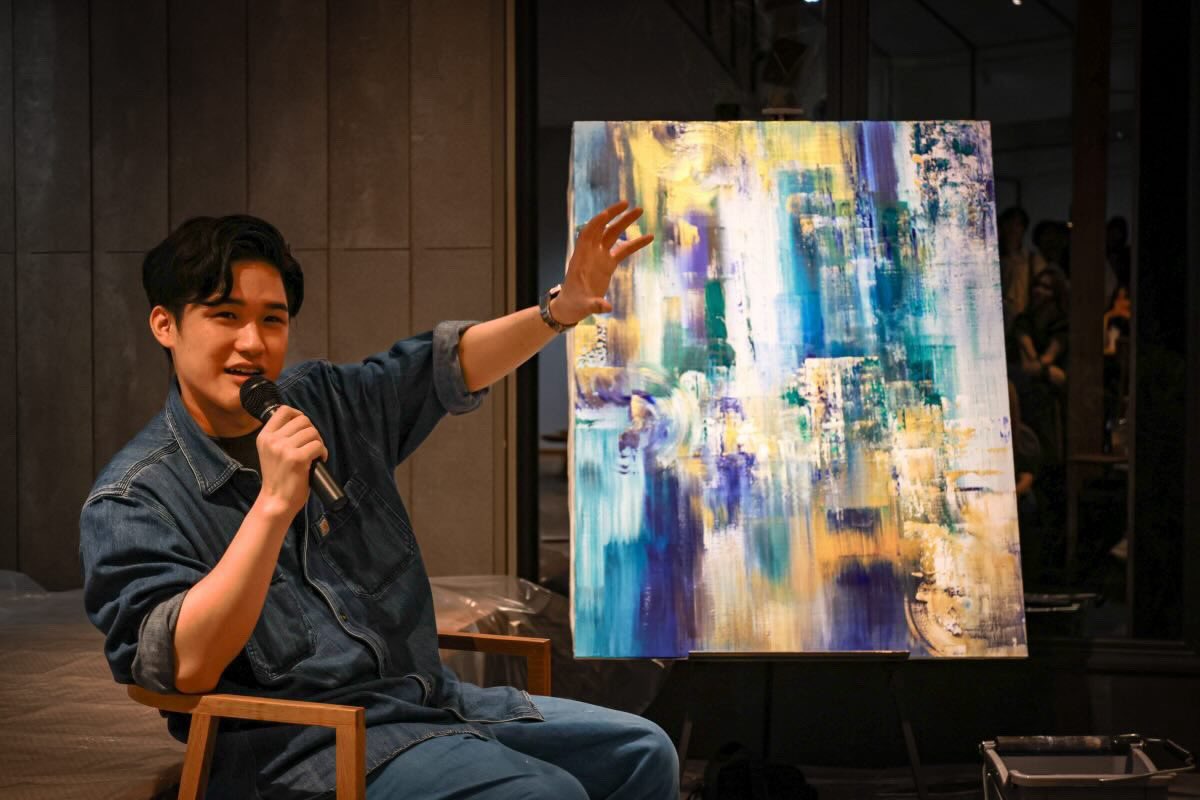 tarobee1212's tweet photo. スターバックスの2階に200人も集まっていただきありがとうございました！自由にトークしすぎた感じもありますが、楽しく公開制作できて良かったです

作品の展示は6/28まで。全人類ぜひお越しください https://t.co/KjiIn1cJCZ