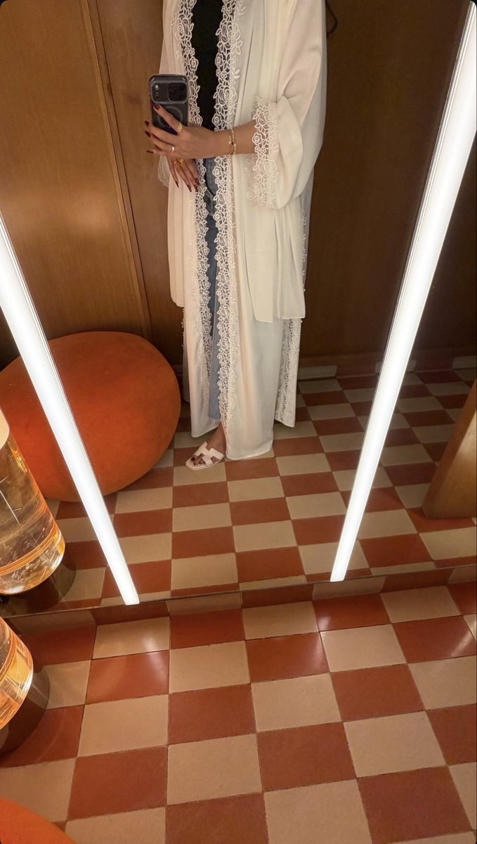 ssaaix's tweet photo. لبست هالعباه مرتين 
وبين المرتين سنه 
لاني بكل مره البسه انصرع وأبا كل حد ينسى عقب ارجع البسها مره ثانيه 
مادري ليش https://t.co/kP3S8nlaDl