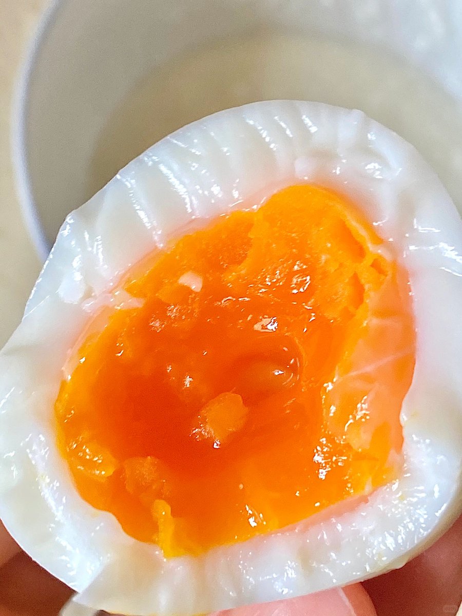 psw600's tweet photo. 深夜的胃，要一份热乎的治愈——今晚的食堂，留着暖灯和刚煎好的溏心蛋。 https://t.co/aIxYnf66v0