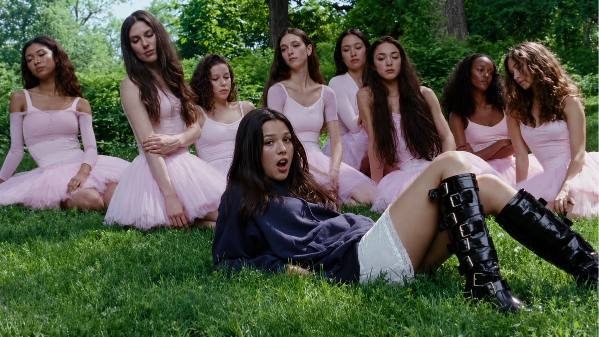 ChartPredicts's tweet photo. .@oliviarodrigo's "stupid song" debuts at No. 1 on both Global and US Spotify, earning 10.109 million streams and 3.784 million streams, respectively. https://t.co/UDH195ctWf