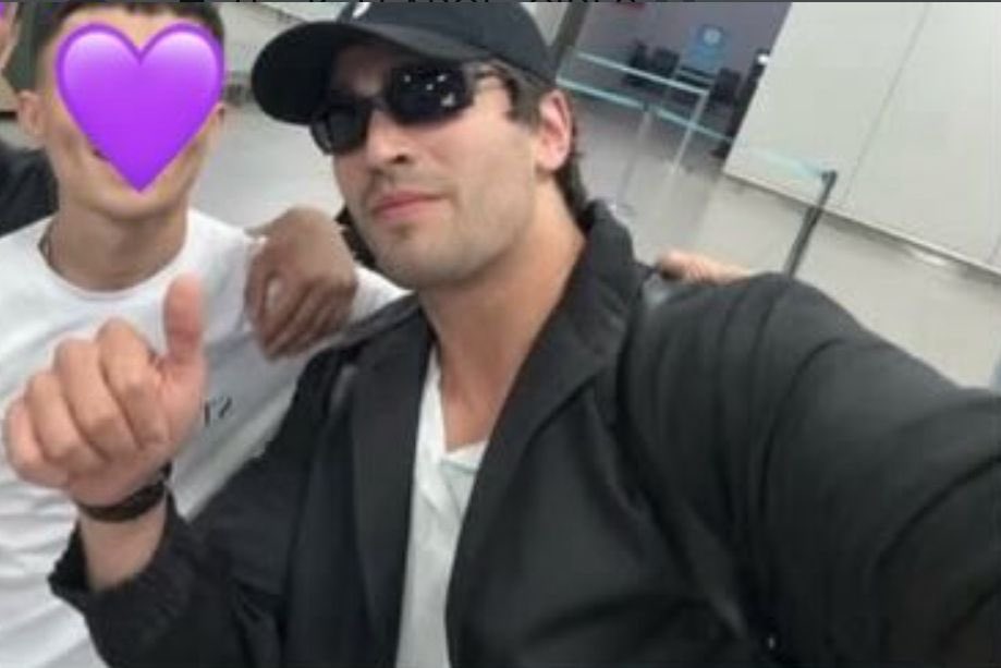 TeamMertRD's tweet photo. 📸 New photo taken last night of Mert at the airport with some fans
#MertRamazanDemir https://t.co/F2B5ti9sXA