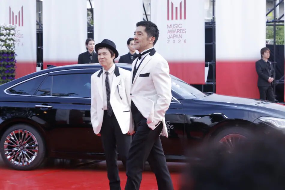realsoundjp's tweet photo. 【MUSIC AWARDS JAPAN 2026】
東京スカパラダイスオーケストラ&amp;TAKUMA（10-FEET）、ホワイトスーツでレッドカーペットに登場！💥

📸写真はこちら
https://t.co/xlJ9LAxnZV

#MAJ2026  #スカパラ #10FEET https://t.co/mIW3y0nS5X